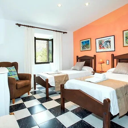 Papa: Serene Mountain Views In Cala San Vicente Pollenca