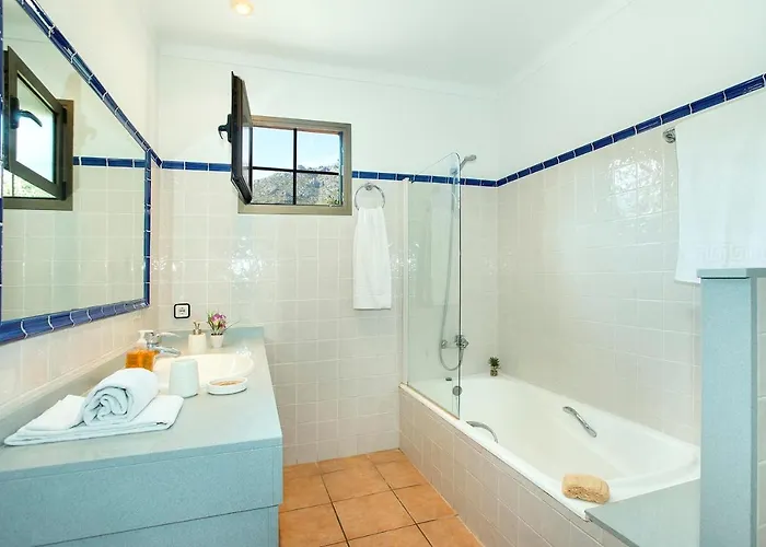 Papa: Serene Mountain Views In Cala San Vicente Pollenca